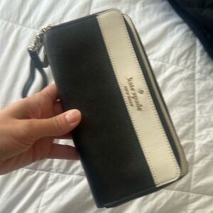 KATE SPADE Large Carryall Wristlet White Black Color-block